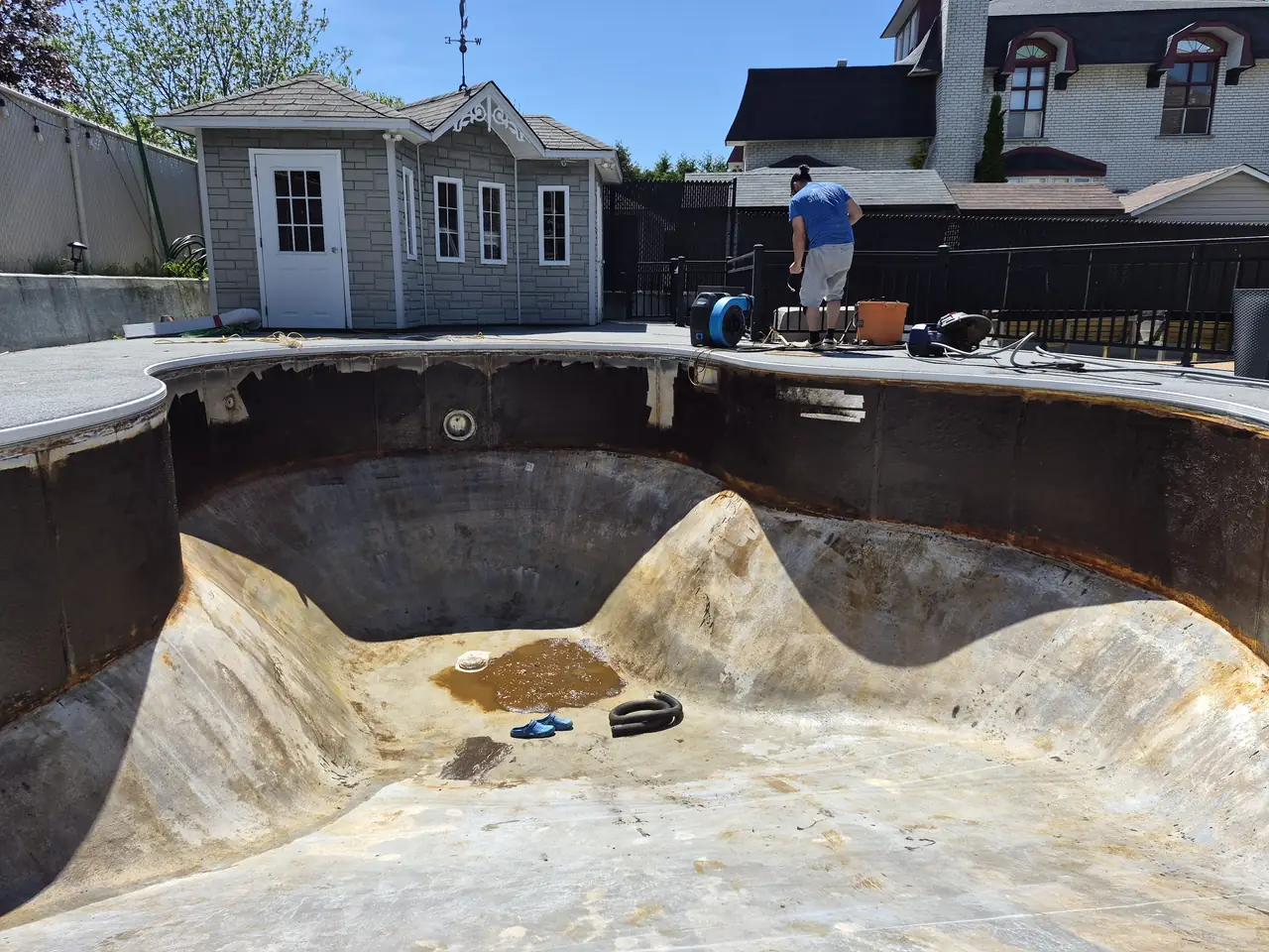 Pendant : l’ancienne toile est retirée, la piscine est à nu