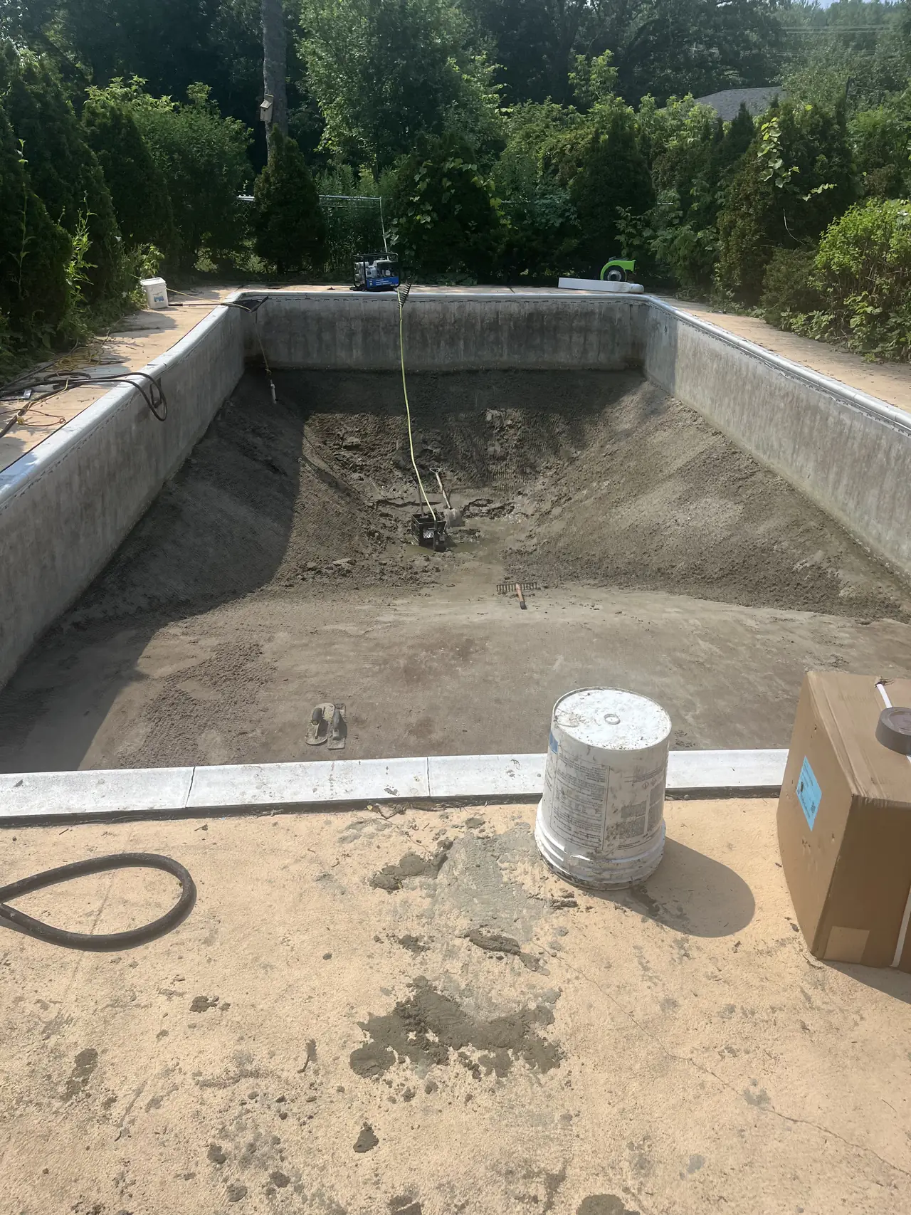 Pendant : toile retirée et fond de la piscine préparé
