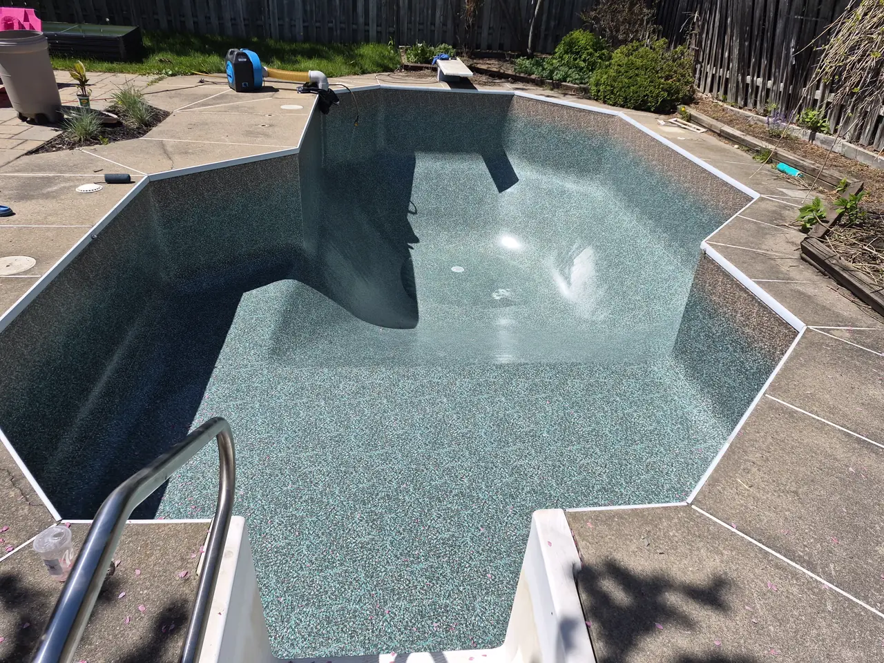 Toile neuve dans une piscine creusée à coins coupés