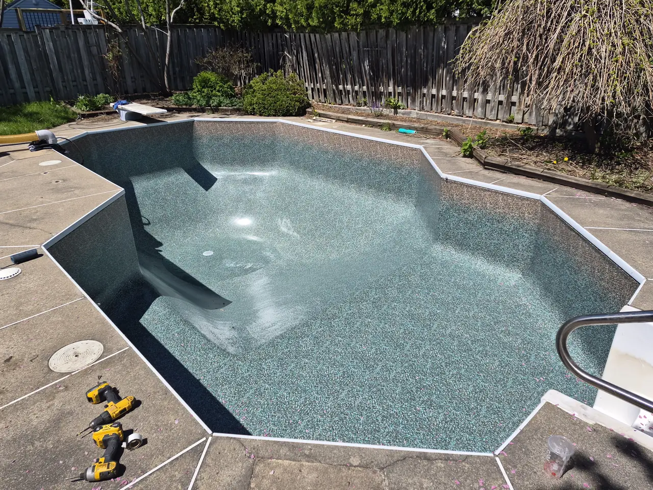 Toile neuve, piscine en cours de remplissage